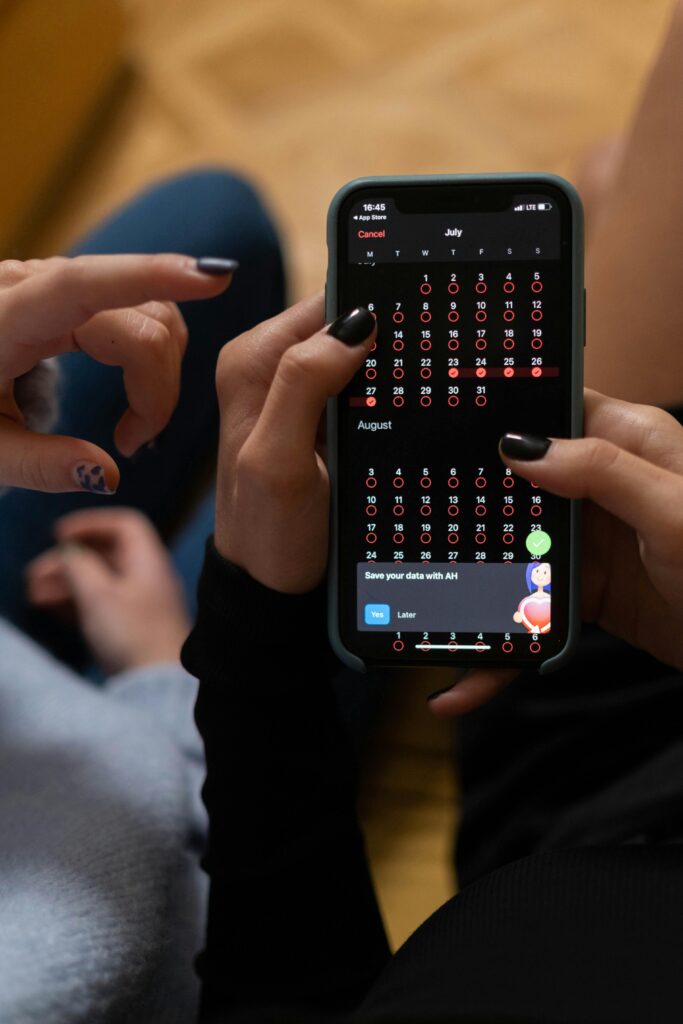 Foto de calendario no celular de como montar uma régua de cobrança automatizada com envio por WhatsApp